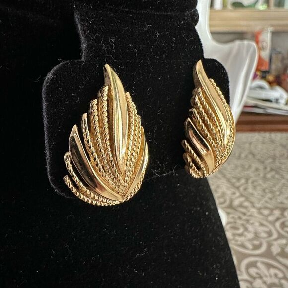 Crown‎ Trifari Vintage Gold Tone Clip Earrings Chunky Elegant Classic - Picture 4 of 7
